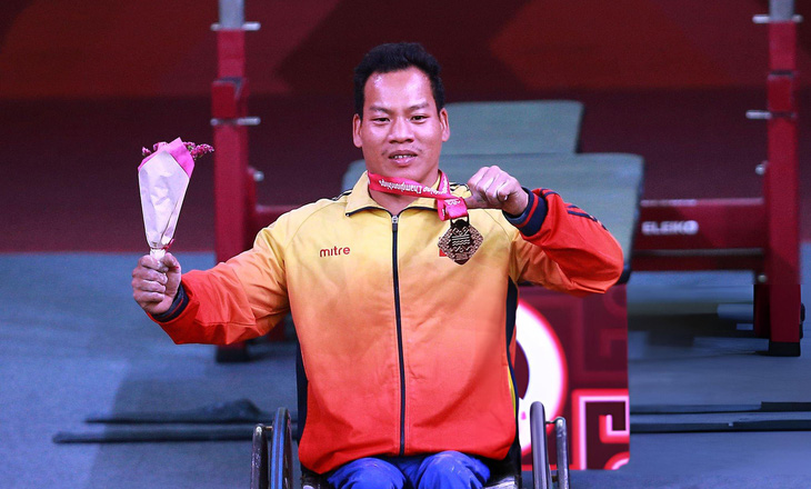 Lực sĩ Lê Văn Công cầm cờ cho đoàn Paralympic Việt Nam - Ảnh 1.